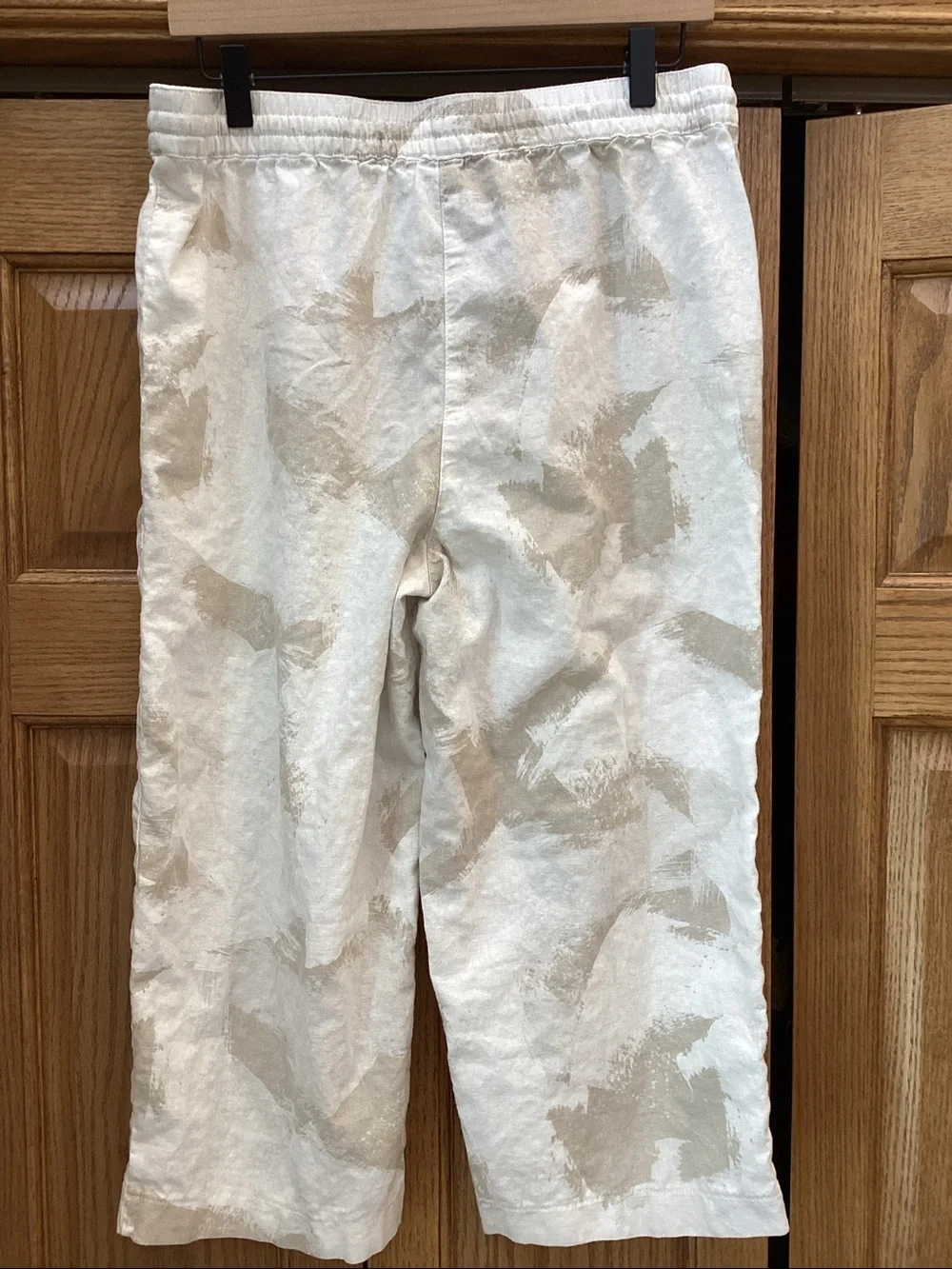 DKNY jeans cream and tan linen blend cropped pants. Women’s size medium